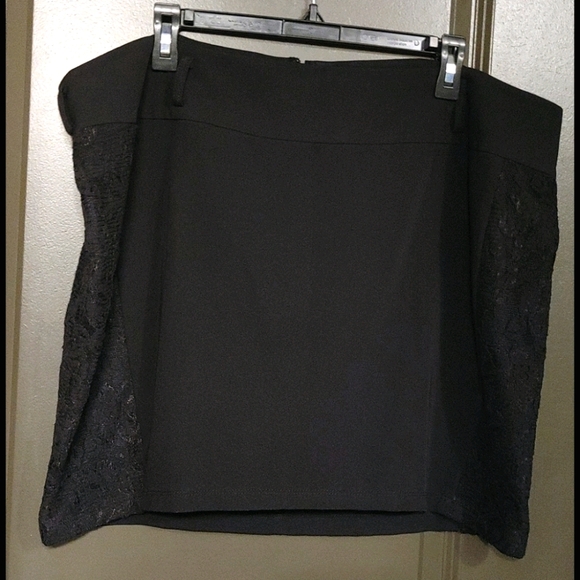 torrid Dresses & Skirts - 🍒Torrid Black Floral Lace Mini Skirt